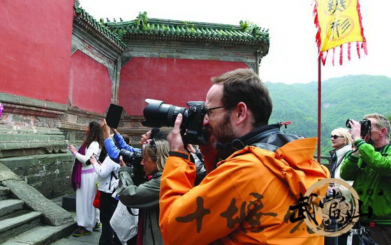 French tourists learn tai chi in Wudang Mountains
