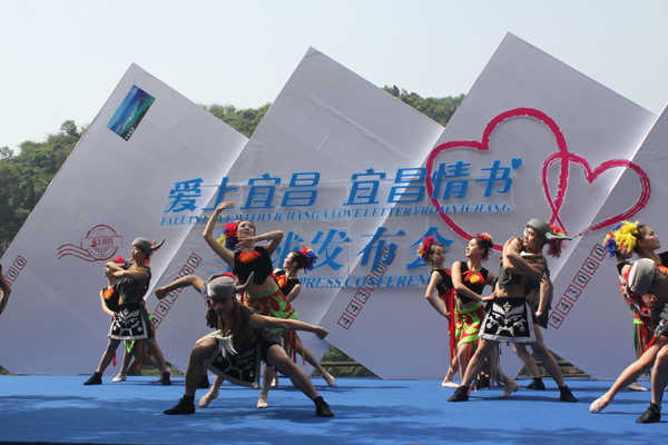 Yichang invites tourists worldwide with love letter