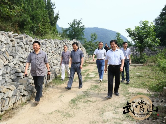 Vice-mayor inspects Wulong canyon trail