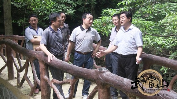 Vice-mayor inspects Wulong canyon trail