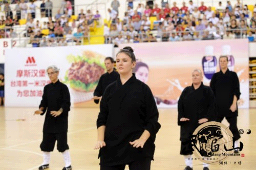 Foreign students of Wudang perform tai chi at Xiamen International Wushu Competition