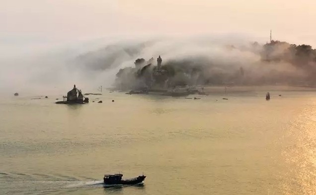 Xiamen witnesses spectacular foggy scenes in sticky weather