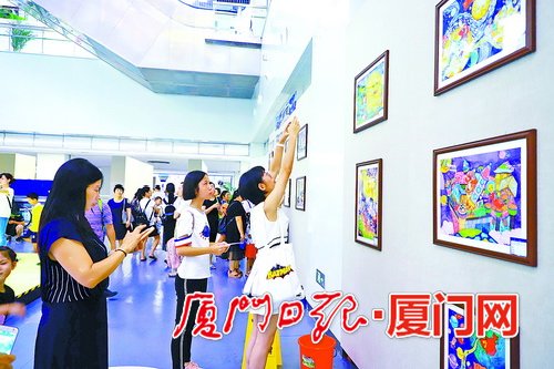Cross-Straits teenagers make space come to life with paintings
