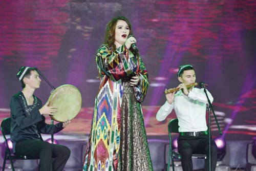 Uzbek dancers display folk skills in Karamay