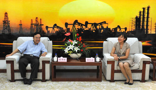 Zhang Hongyan meets president of China Petroleum University