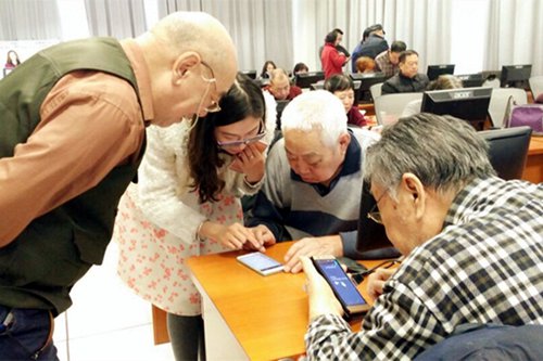 Smart phone training popular in Karamay