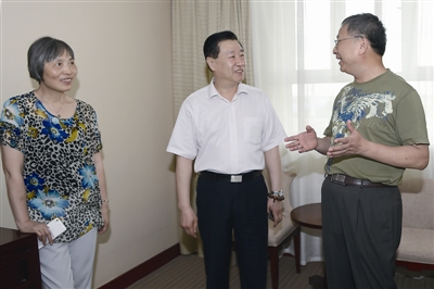 Shanghai senior experts lend a hand to Karamay’s medical care