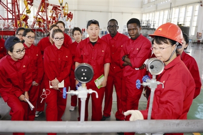 Xinjiang gives petroleum training to international students