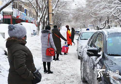 Heavy snow hits Urumqi