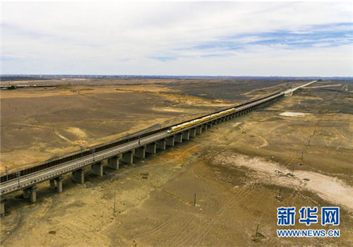 Lanzhou-Xinjiang railway boosts travel conveniences