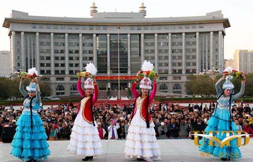 Locals perform art shows to celebrate 60th anniversary of Xinjiang