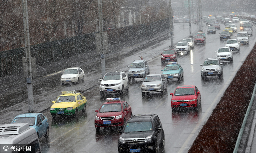 Snow falls in Xinjiang during Qingming Festival