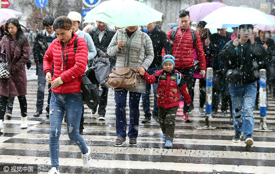 Snow falls in Xinjiang during Qingming Festival