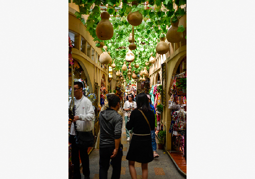 Xinjiang's International Grand Bazaar attracts tourists