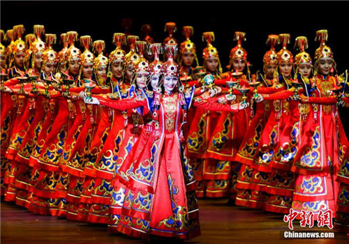 Intl folk dance festival kicks off in Urumqi
