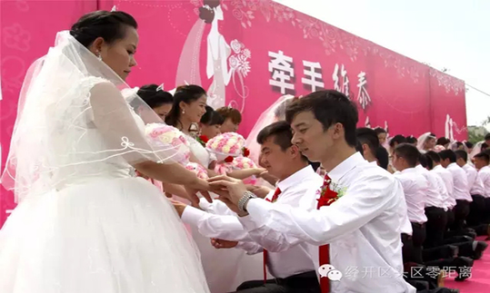 30 couples hold group wedding in Urumqi's ecological park
