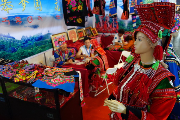 Handicraft works are highly welcomed at Yunnan Cultural Industry Expo