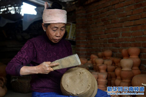 Yu Nannan, an inheritor of pottery manufacturing skills