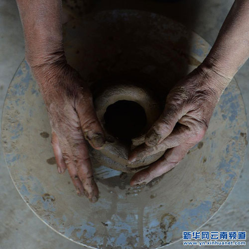 Yu Nannan, an inheritor of pottery manufacturing skills