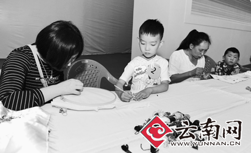 Embroidery on show in Yunnan