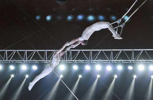 Acrobatic performances render Kunming residents stunned
