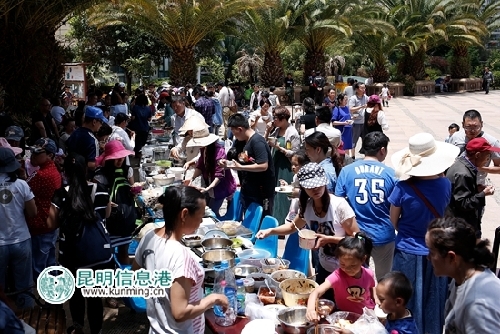 Kunming residents enjoy long table feast to celebrate Mother's Day