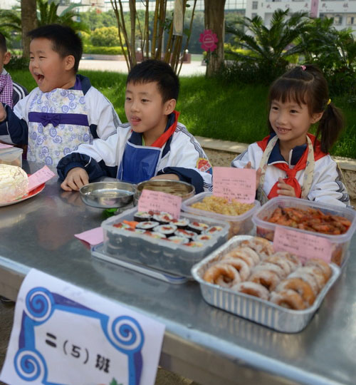 Students in Hi-Tech No 1 Primary School cook to welcome new semester