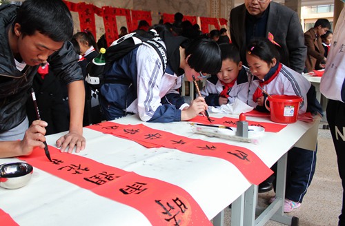 Children write couplets to welcome Spring Fes