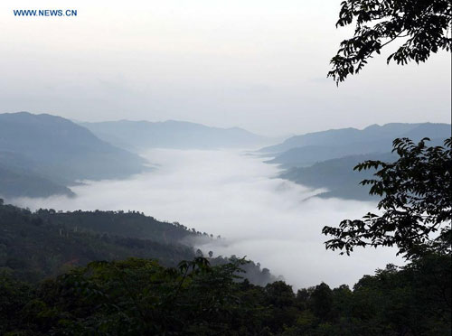 Amazing clouds sea scenery over Jingmai Mountain in SW China
