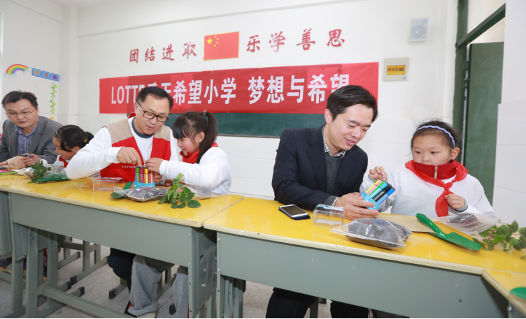 又两地乐天希望小学落成 “一社一校”及乐天奖学金助力教育事业