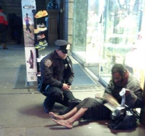 NY cop helps homeless man<BR>纽约警察为流浪汉送鞋