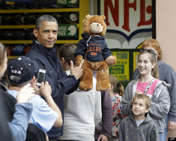 Obama gets bear for 5 blanks<BR>奥巴马投球不中也获’奖’