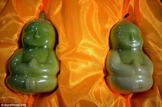 Farmer creates special pears<BR>赣果农种出'人参梨'(图)