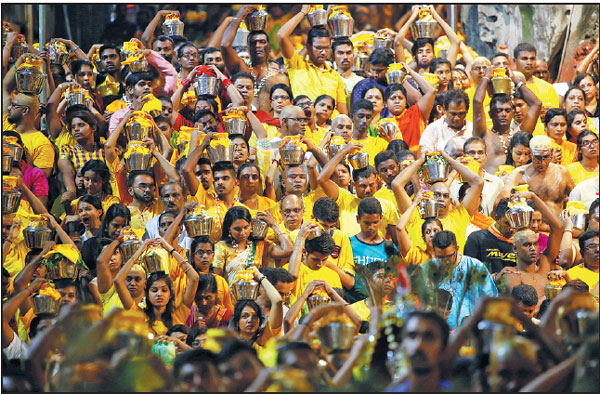 Thousands celebrate Hindu festival in Malaysia