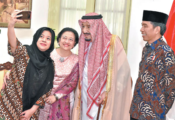 Saudi monarch shows he's selfie king