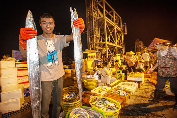 Hainan fishermen swarm to sea as seasonal ban lifted