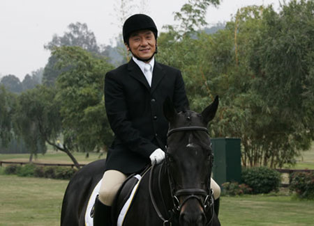 Hong Kong action movie star Jackie Chan poses with a horse in this photo taken on Feb.11, 2008, seen in his official blog, as he films a promotional video for the Beijing 2008 Olympic equestrian events to be held in Hong Kong. [Agencies]