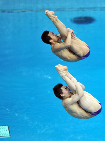 Wang Feng (top) and Qin Kai of China compete at the men's 3m synchronized springboard final during the 16th FINA Diving World Cup tournament held at the National Aquatics Center in Beijing Feb, 19, 2008. Wang and Qin won the title with 462.12 points, leaving the silver medalist Russians and bronze Canadian far behind. [Xinhua]