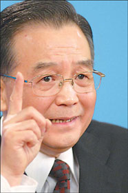 Premier Wen Jiabao answers questions during a news conference at the Great Hall of the People in Beijing yesterday. [China Daily]