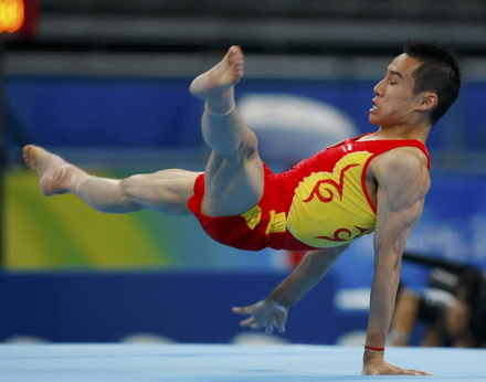 Xiao Qin of China competes in the men's qualification floor exercise during the artistic gymnastics competition at the Beijing 2008 Olympic Games August 9, 2008. [Agencies] 