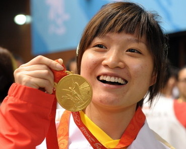 Guo Wenjun of China celebrates on the podium after winning the gold medal in the women&#39;s 10m Air Pistol category at the 2008 Beijing Olympic Games on August ... - 0013729e4abe0a0b19a531