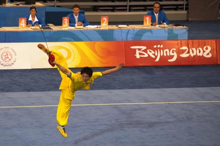 Zhao Qingjian of China performs during men's Daoshu (broadsword play) of the Beijing 2008 Wushu Competition in Beijing, China, Aug. 21, 2008. Zhao Qingjian ranked first in men's Daoshu competition with a score of 9.85. (Xinhua/Liu Lihang)