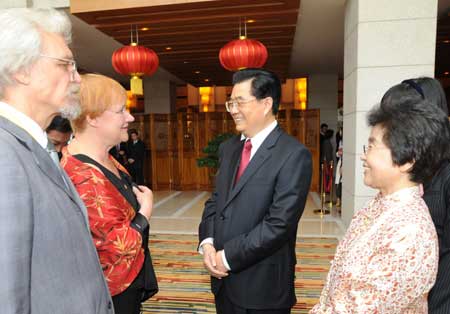 Chinese President Hu Jintao (C) talks with Prime Minister of Finland Matti Vanhanen (2nd L) prior to a banquet at the Diaoyutai State Guesthouse in Beijing, China, Aug. 24, 2008. Chinese President Hu Jintao held a banquet Sunday to welcome foreign leaders and international dignitaries who will attend the Olympic Games closing ceremony in the evening. (Xinhua/Gao Jie)