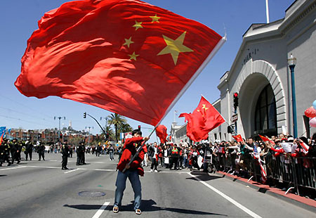 A man waves a Chinese flag before the beginning of the Olympic Torch relay in San Francisco, California April 9, 2008. The International Olympic Committee has no plans to stop the Beijing Olympic torch relay despite recent disruptions by Tibetan separatists and their supporters, IOC president Jacques Rogge said in Beijing on Thursday. [sohu.com]