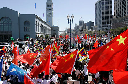 Torch relay supporters waving Chinese flags and Olympic torch relay flags outnumber Tibetan demonstrators before the beginning of the Olympic Torch relay in San Francisco, California April 9, 2008. The International Olympic Committee has no plans to stop the Beijing Olympic torch relay despite recent disruptions by Tibetan separatists and their supporters, IOC president Jacques Rogge said in Beijing on Thursday. [sohu.com]