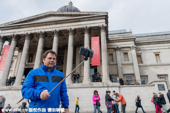 Should selfie sticks be banned?