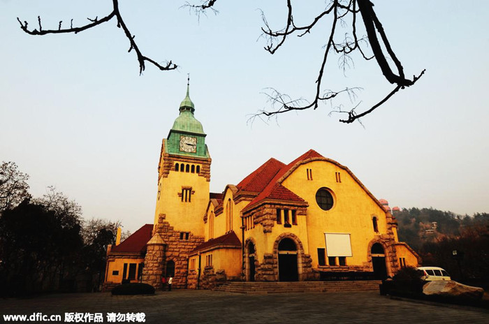 Qingdao, a city with green trees and red roofs