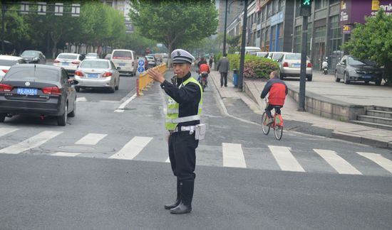 Hangzhou traffic officers set example
