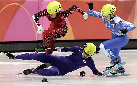 Anouk Leblanc-Boucher (105) from Canada and Arianna Fontana (131) from Italy try to avoid a collision with Da-Hye Jeon from Korea during the women's 3000 metres short track speed skating relay A-final at the Torino 2006 Winter Olympic Games in Turin, Italy, February 22, 2006. South Korea won the gold medal ahead of Canada and Italy. [Reuters]