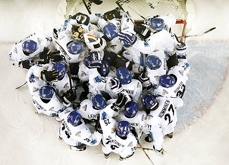 Team Finland celebrates following their 4-3 win over the U.S. in their men's quarter-final ice hockey game at the Torino 2006 Winter Olympic Games in Turin, Italy, February 22, 2006. [Reuters]